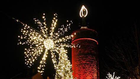 Sternenzauber und illuminierter Marktturm: Auch heuer soll der  Weihnachtsmarkt am Landratsamt romantisch werden.  Foto: Helmut Beer