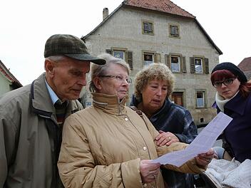 Was bedeutet die  Stellungnahme des Landrats? Die Großeltern der Sektenkinder, Ambros und Christine W., Rosi Schulz und  Christina Plank (von links) vor dem Haus der "Weltdiener" in Lonnerstadt.   Foto:  Barbara Herbst