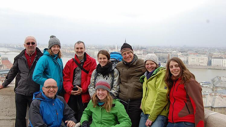 Die Pilgergruppe auf einen Blick.; im Hintergrund: Budapest.