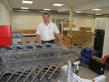 Matthias Rödel zeigt das Mobiliar - sogar Einkaufwagen für den RugenDorfladen gibt es schon. Fotos: Sonja Adam