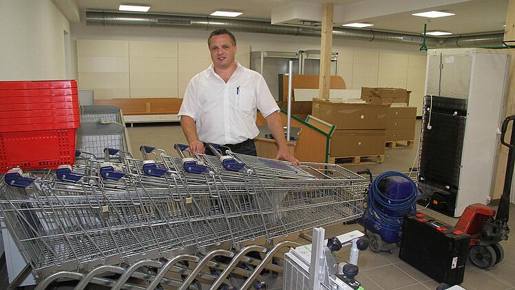 Matthias Rödel zeigt das Mobiliar - sogar Einkaufwagen für den RugenDorfladen gibt es schon. Fotos: Sonja Adam