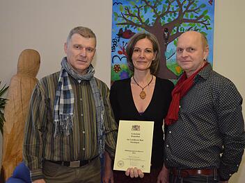 Bürgermeister Alfred Gündling (li.) überreicht den beiden Vorsitzenden Thea Kessler und Bernhard Gößmann-Schmitt die Urkunde zur Anerkennung der Aktivitäten des Vereins erLebenskunst in der alten Ramsthaler Schule.  Foto: A. Lomb