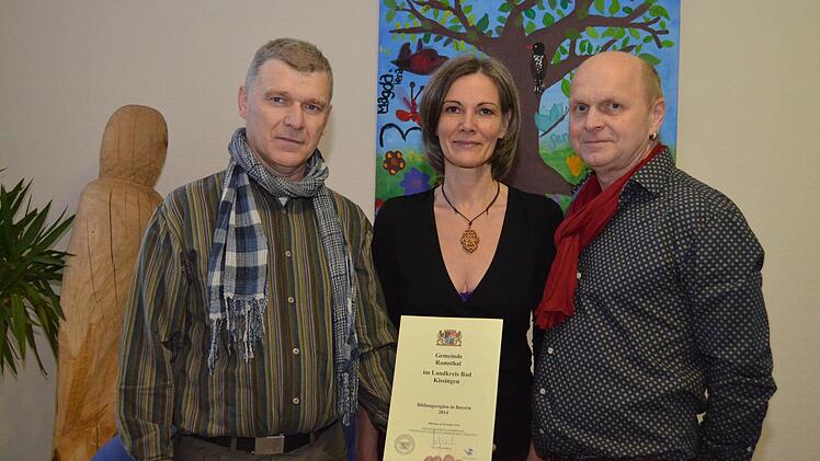 Bürgermeister Alfred Gündling (li.) überreicht den beiden Vorsitzenden Thea Kessler und Bernhard Gößmann-Schmitt die Urkunde zur Anerkennung der Aktivitäten des Vereins erLebenskunst in der alten Ramsthaler Schule.  Foto: A. Lomb