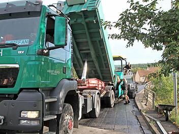 Die Althäuser Lauertalbrücke hat eine neue Asphaltdecke bekommen. Im gesamten Stadtgebiet wurden Straßen ausgebessert. Foto: Heike Beudert