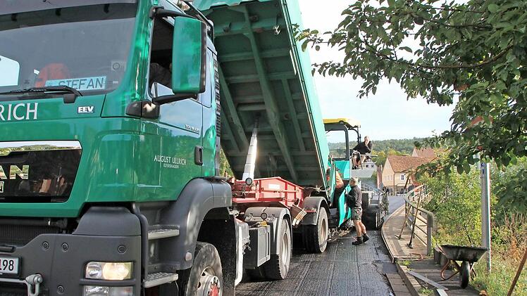 Die Althäuser Lauertalbrücke hat eine neue Asphaltdecke bekommen. Im gesamten Stadtgebiet wurden Straßen ausgebessert. Foto: Heike Beudert