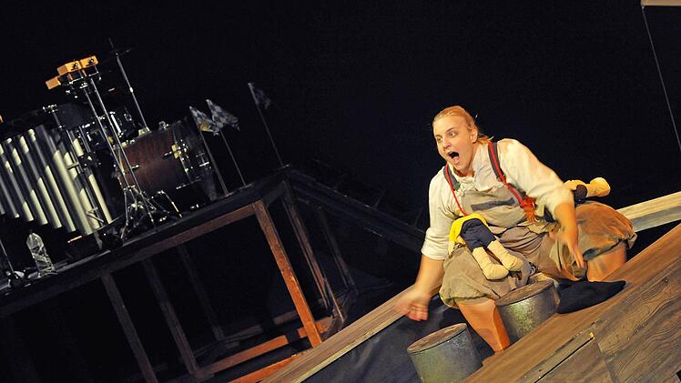 Kora Pavelic beeindruckt in "Gold" von Leonard Evers in der Coburger Reithalle.Foto: Andrea Kremper