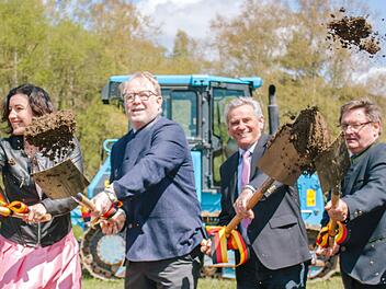 Sie freuten sich über den langersehnten Spatenstich (von links): Dorothee Bär (MdB), Hans Michelbach (MdB), Landrat Oswald Marr und Staatssekretär Gerhard Beck (MdL). Foto: Schadeck