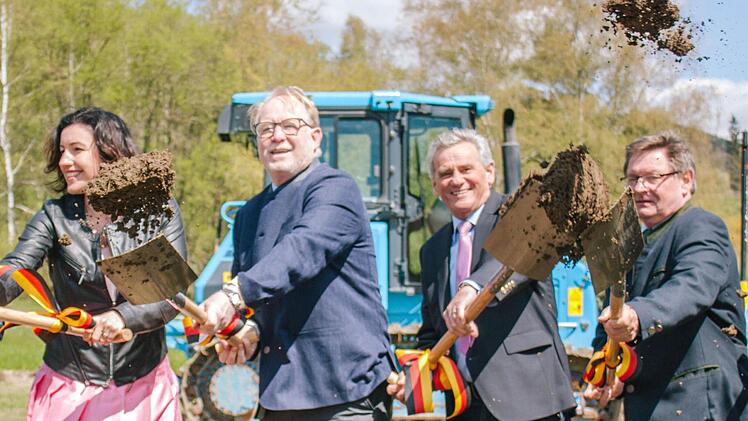 Sie freuten sich über den langersehnten Spatenstich (von links): Dorothee Bär (MdB), Hans Michelbach (MdB), Landrat Oswald Marr und Staatssekretär Gerhard Beck (MdL). Foto: Schadeck