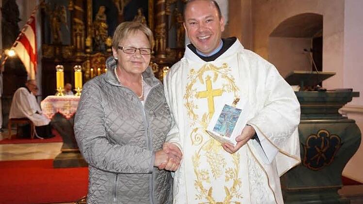 Monika Werner, die Vorsitzende des Freundeskreis Franziskusweg schloss sich mit Dankesworten für die geistliche Begleitung durch Pater Stanislaus an. Foto: Marion Eckert