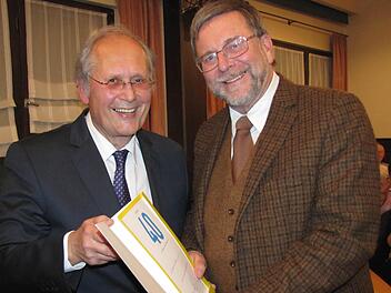 Der Coburger FDP-Vorsitzende Ulrich Herbert überreicht Jubilar Hans-Heinrich Eidt eine Ehrenurkunde für 40 Jahre Mitgliedschaft bei den Liberalen. Foto: Martin Koch