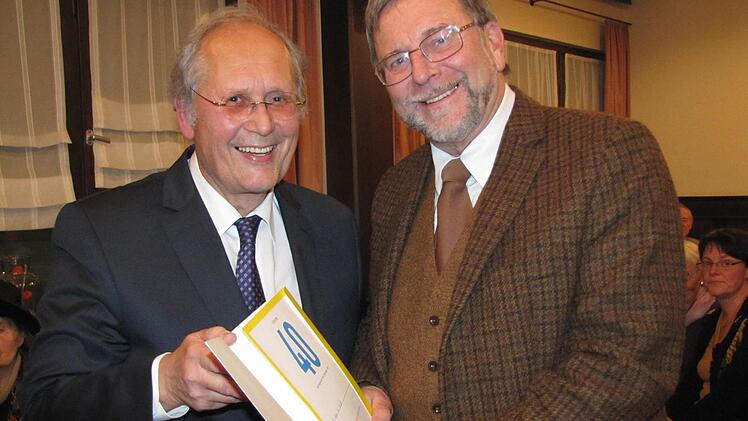 Der Coburger FDP-Vorsitzende Ulrich Herbert überreicht Jubilar Hans-Heinrich Eidt eine Ehrenurkunde für 40 Jahre Mitgliedschaft bei den Liberalen. Foto: Martin Koch