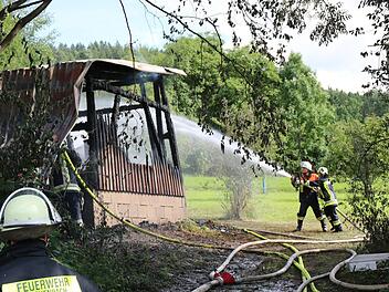 Die Wehrkräfte hatten das Feuer schnell gelöscht, konnten aber nicht verhindern, dass das Bienenhaus abbrannte. Fotos: Alexander Hartmann