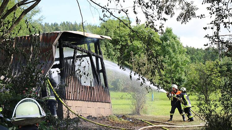 Die Wehrkräfte hatten das Feuer schnell gelöscht, konnten aber nicht verhindern, dass das Bienenhaus abbrannte. Fotos: Alexander Hartmann