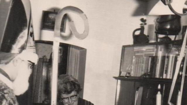 Seit 50 Jahren lobt und beschenkt Gustav Fuß als Burgläurer "Nikolaus" die braven Kinder und ringt auch manch unartigem Kind ehrfürchtige Besserungsgelöbnisse ab.  Repro: Manfred Mellenthin