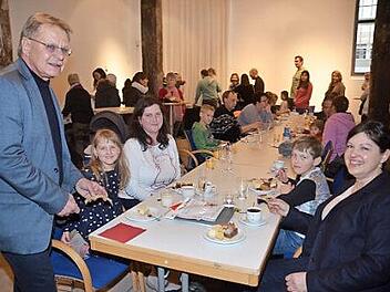 Für die jüngsten Neubürger Kronachs verteilten Bürgermeister Wolfgang Beiergrößlein (links) und 2. Bürgermeisterin Angela Hofmann (rechts) süße Lollipops. Foto: Karl-Heinz Hofmann