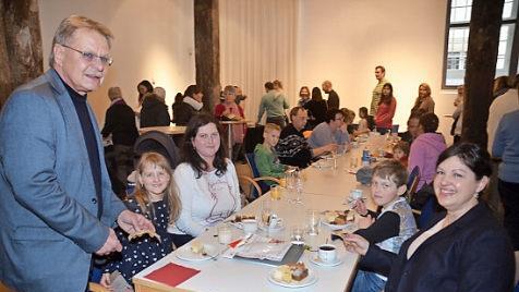 Für die jüngsten Neubürger Kronachs verteilten Bürgermeister Wolfgang Beiergrößlein (links) und 2. Bürgermeisterin Angela Hofmann (rechts) süße Lollipops. Foto: Karl-Heinz Hofmann