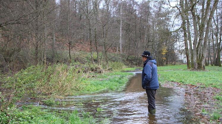 Der Fußweg neben der Sinn ist überflutet. Foto: Julia Raab