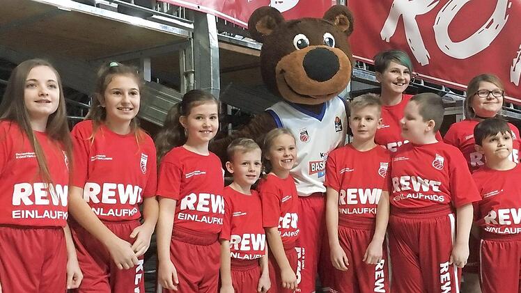Die "Einlaufkids" posieren mit Maskottchen "Freaky".