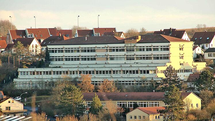 Das BBZ mit seinen unterschiedlichen Schulen. Zwei Jahre noch, bis zu den  großen Ferien 2020, ist es in Betrieb. Dann kann der Neubau bezogen werden.  Dieses Bild entstand vom Verlobungstempel aus. Foto: Dieter Britz