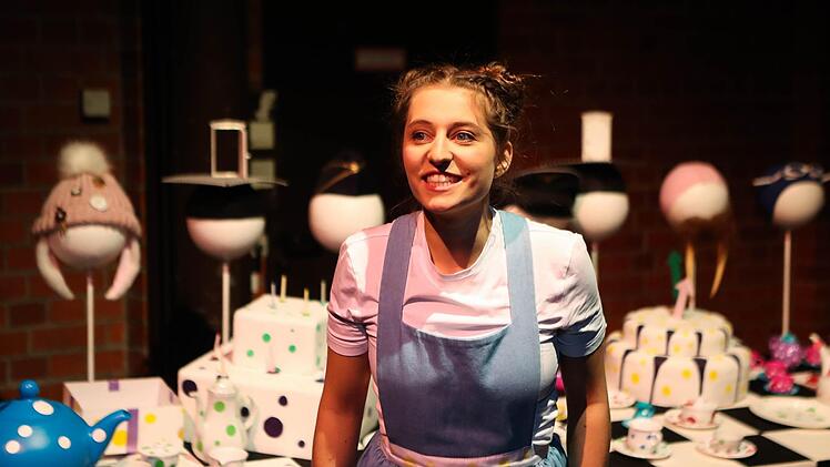 Szene aus dem Songzyklus "Wunderland" von Anno Schreier in der coburger ReithalleFoto: Henning Rosenbusch