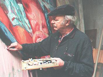 Das Foto aus dem Jahr 1997 zeigt Robert Höfling bei der Arbeit in seinem Atelier. Foto: Archiv/Irene Spiegel