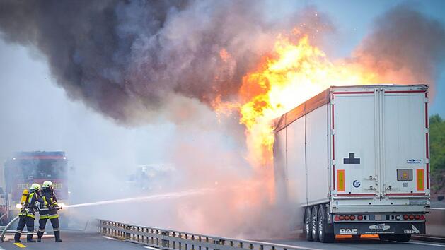 Ein Lkw auf der A3 in Unterfranken brennt: Zwischen den Anschlussstellen Rohrbrunn und Marktheidenfeld muss aktuell mit Verkehrsbehinderungen gerechnet werden. Foto: Benedict Rottmann
