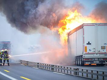 Ein Lkw auf der A3 in Unterfranken brennt: Zwischen den Anschlussstellen Rohrbrunn und Marktheidenfeld muss aktuell mit Verkehrsbehinderungen gerechnet werden. Foto: Benedict Rottmann