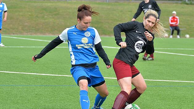 Elena Dehmer (links) erzielte das 1:0 f&uuml;r den FC Herzogenaurach, ihr Treffer reichte gegen H&uuml;ttenbach-Simmelsdorf aber nicht zum Sieg. Archivfoto: Picturedreams