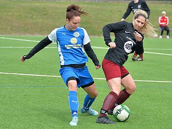 Elena Dehmer (links) erzielte das 1:0 für den FC Herzogenaurach, ihr Treffer reichte gegen Hüttenbach-Simmelsdorf aber nicht zum Sieg. Archivfoto: Picturedreams