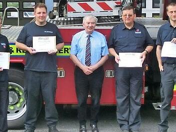 Zeugnis&uuml;bergabe f&uuml;r das Training in Irland v. l.: Rudolf L&ouml;hnert und Stefan Effenberg (beide Feuerwehr H&ouml;chstadt), Seamus Murphy (Mayo County), Dieter P&uuml;ttner und Felix Wasel (beide Feuerwehr H&ouml;chstadt) Foto: p