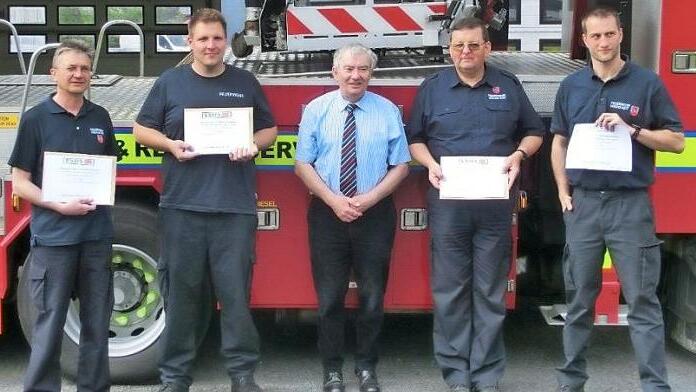 Zeugnis&uuml;bergabe f&uuml;r das Training in Irland v. l.: Rudolf L&ouml;hnert und Stefan Effenberg (beide Feuerwehr H&ouml;chstadt), Seamus Murphy (Mayo County), Dieter P&uuml;ttner und Felix Wasel (beide Feuerwehr H&ouml;chstadt) Foto: p