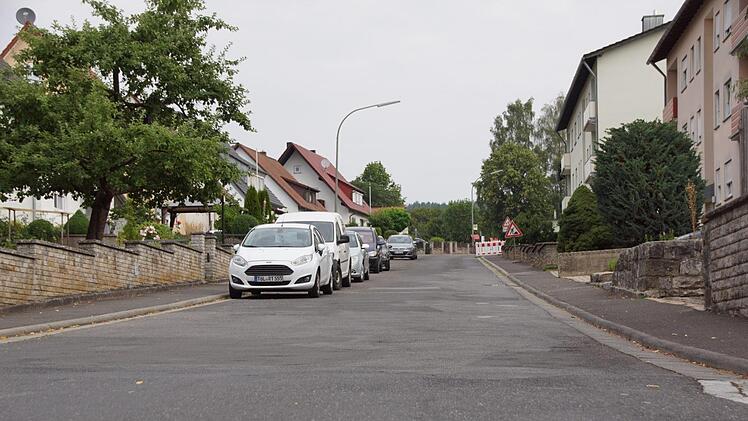 Schnellstmöglich soll in der Obersteinbacher Straße der Kanal erneuert werden. Die Kanalschäden haben zu starken Setzungen und  inzwischen sogar zu einem Einbruch im Gehwegbereich geführt.