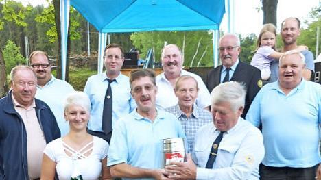 Kreisvorsitzender Georg Spindler (vorne, rechts) gratulierte Willi Ultsch (links daneben) vom Team Stadtsteinach 3 zum Sieg.  Foto: Klaus-Peter Wulf