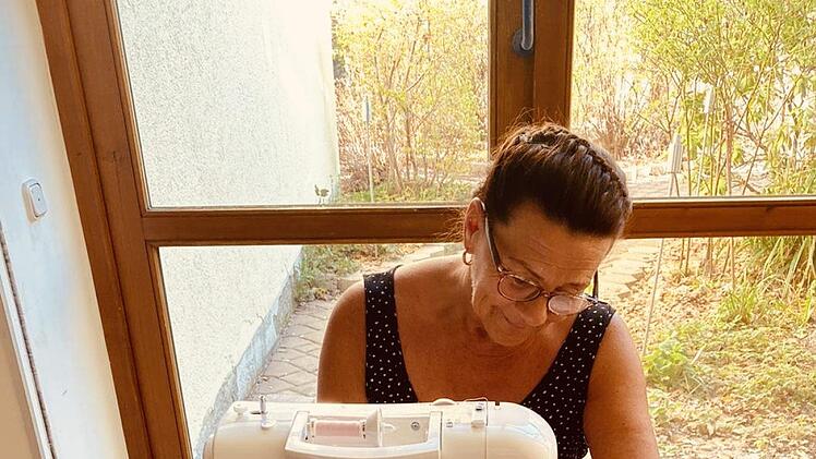 Auch Annette Müller hilft beim Nähen mit.privat