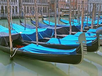 Gondeln auf dem Canal Grande in Venedig. Italien muss die größte Wirtschaftskrise seit dem 2. Weltkrieg stemmen. Foto: Anteo Marinoni, dpa