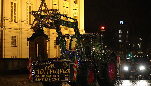 Weihnachtliche Lichterfahrt: Dutzende beleuchtete Traktoren fahren durch Ansbach