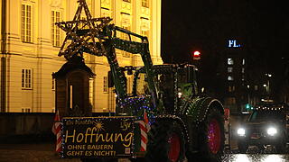 Weihnachtliche Lichterfahrt: Dutzende beleuchtete Traktoren fahren durch Ansbach