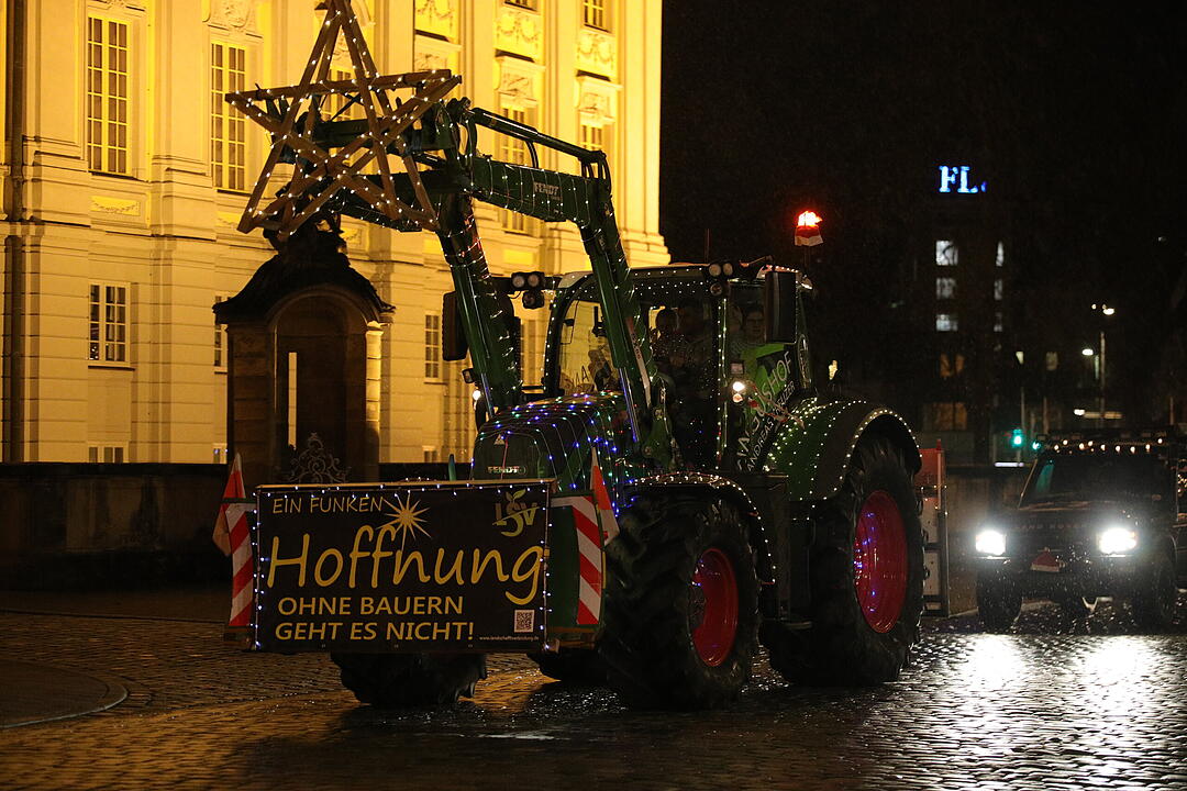 Weihnachtliche Lichterfahrt: Dutzende beleuchtete Traktoren fahren durch Ansbach