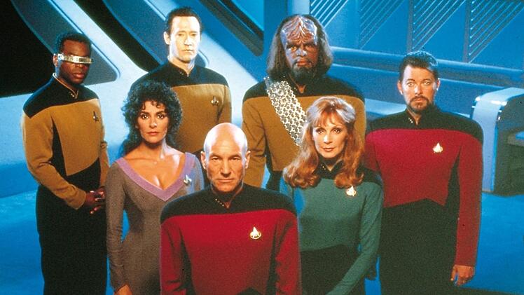 Captain Jean-Luc Picard (Patrick Stewart, Mitte) f&uuml;hrte sieben Staffeln lang die beste Enterprise-Besatzung aller Zeiten an.