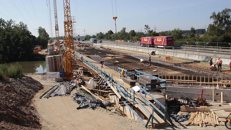 Die neue Autobahnbrücke wird nächste Woche betoniert.