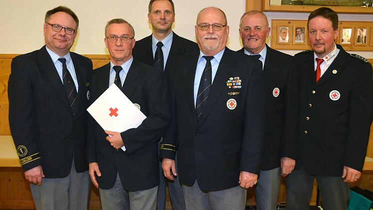 Geehrt wurden langjährige Mitglieder durch den stellvertretenden Bezirksbereitschaftsleiter Harald Erhard (links) und Bad Kissingens Bereitschaftsleiter Thomas Menz (rechts): Reinhard Kiesel, Thomas Schreiner, Gerhard Metz und Wolfgang Deppisch. Es fehlt Anneliese Gnam, die vor 75 Jahren dem Roten Kreuz beitrat. Foto: Peter Rauch