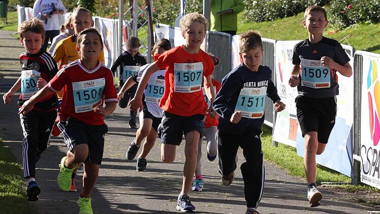 Nur wenige Schüler/innen wollten beim ersten run and fun in Bad Kissingen dabei sein. Der Schnellste von ihnen über die einen Kilometer lange Strecke war Leander Nicodemus Strahl (1507).