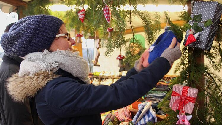 Da lacht das Herz: Geschenkideen gab es viele an den Buden bei der Eltmanner Wallburg-Weihnacht.  Fotos: Günther Geiling