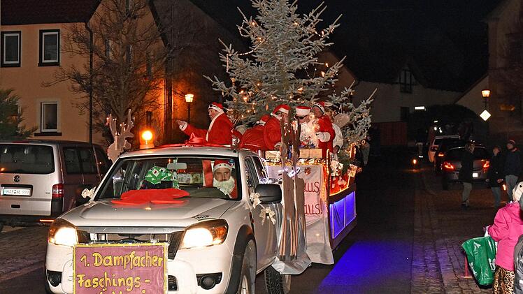 Der Dampfacher Nacht-Faschingszug wurde vom großen, wunderschön gestalteten Wagen des Dampfacher Faschingsverein (DJK) angeführt, der den "elendigen" Weihnachtsbaum auf Korn genommen hatte. Foto: Ulrike Langer
