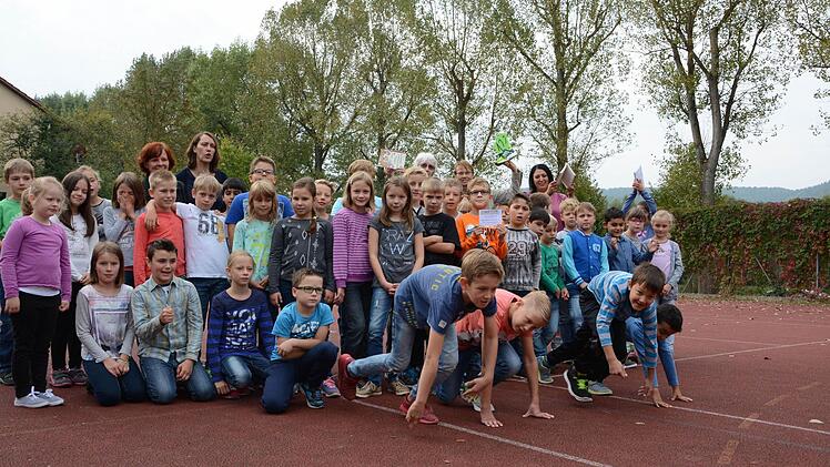 Foto: stellvertretende Rektorin Brigitte Dehe, Lehrerinnen Barbara Jenkner Christiane Hutzelmann, Bibliotheksleiterin Karin Wengerter, Elternbeiratsvorsitzende Mandy Lacey, und stellvertretend für alle Schüler die Klassen 2aG und 4b  Foto: Elisabeth Assmann