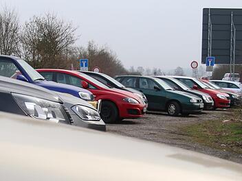Auf dem Pendlerparkplatz an der A3 zwischen Adelsdorf und Gremsdorf stehen die Autos oft dicht an dicht. Foto: Christian Bauriedel