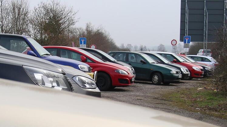 Auf dem Pendlerparkplatz an der A3 zwischen Adelsdorf und Gremsdorf stehen die Autos oft dicht an dicht. Foto: Christian Bauriedel