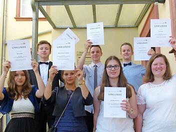 Diese jungen Damen und Herren freuten sich über die Anerkennung ihrer schulischen Leistungen durch die Gäste im Schulamt. Foto: Marion Krüger-Hundrup
