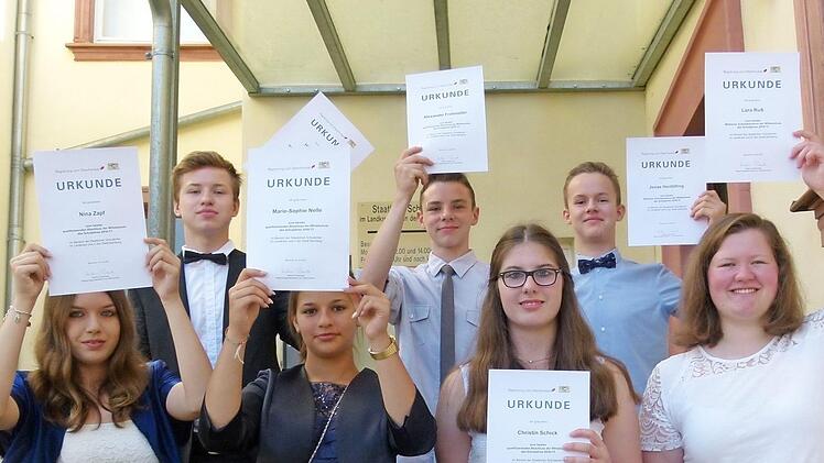 Diese jungen Damen und Herren freuten sich über die Anerkennung ihrer schulischen Leistungen durch die Gäste im Schulamt. Foto: Marion Krüger-Hundrup