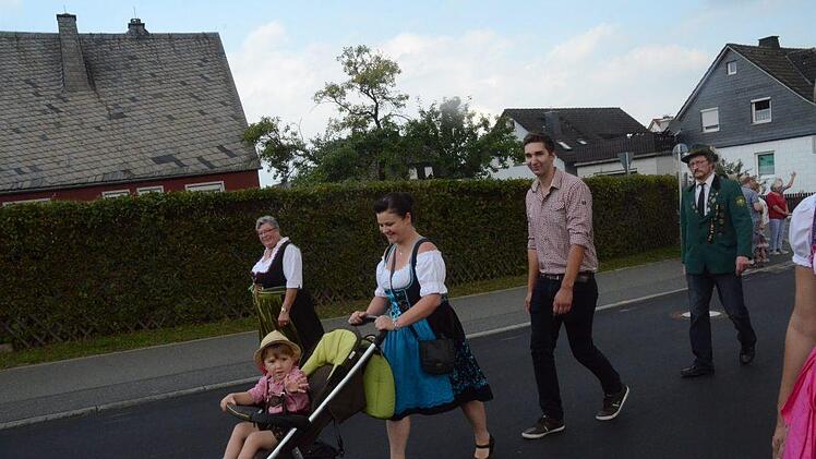 Der Schützenhort Stockheim hatte den Jüngsten dabei, zum Marschieren noch zu jung, doch dabei sein ist alles und macht Spaß. Foto: Karl-Heinz Hofmann